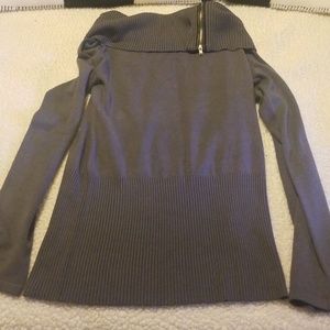 Gray top with zipper